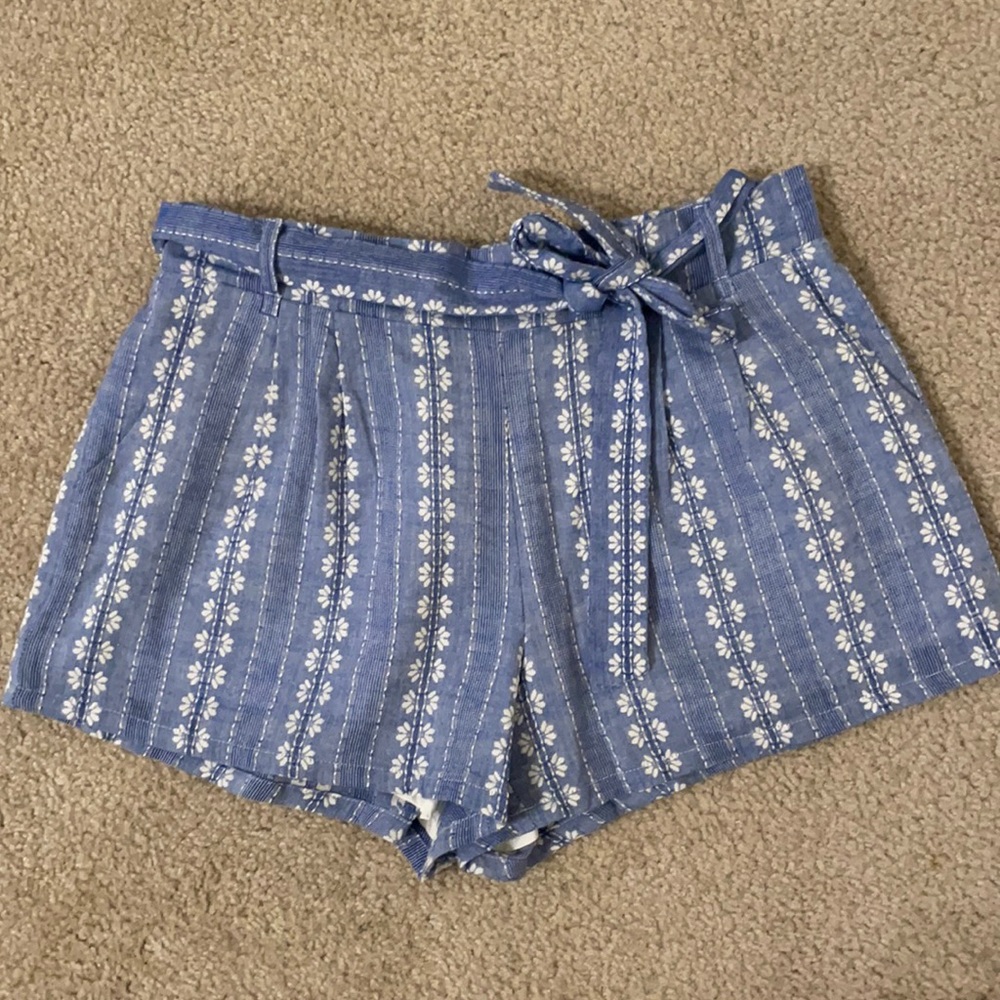 Splendid shorts blue with white stitched flowers.